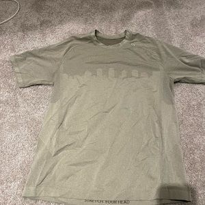 Lulu lemon mens athletic silver tech shirt